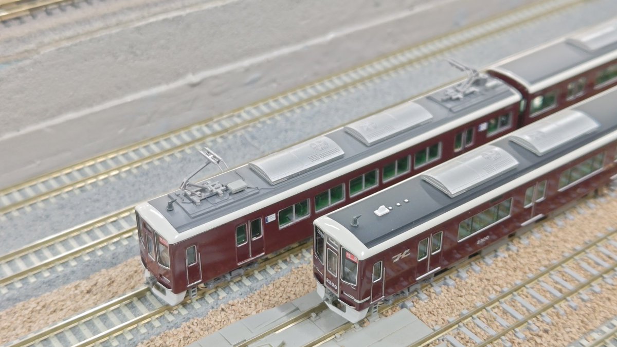 Amagi_Maya's tweet photo. 当方からの新作は #EF64レインボー指定機 でした。
敢えて不運の個体1029号機を名乗られせて、異なる運命の世界線を意図しています。

@Fujifox_model さんの #阪急新2800系 と #Memorial2300F も並べてきました！
居眠さんの作品、パンタ屋根の移設や2扉車への加工精度など、目を見張る作品でした。👍 https://t.co/BA1EMr0iWS