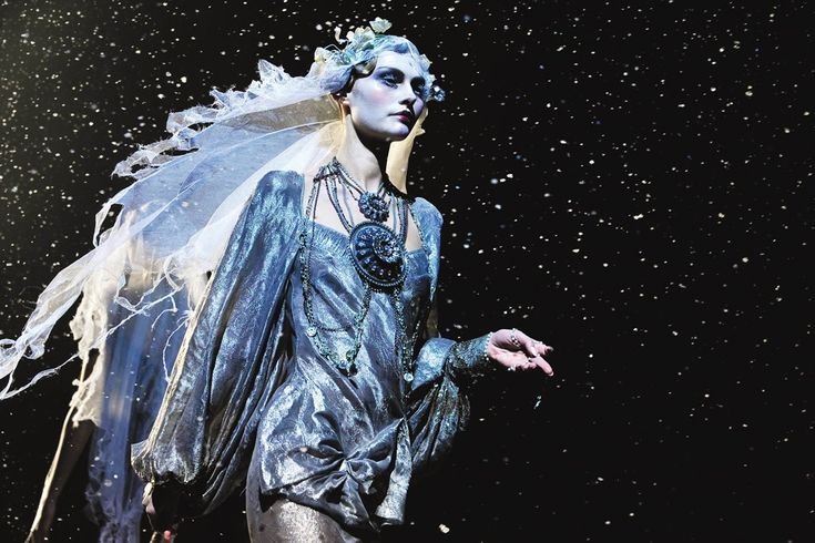 TheWabiSabiLife's tweet photo. John Galliano Fall 2009 runway show https://t.co/klNwEhvMBP