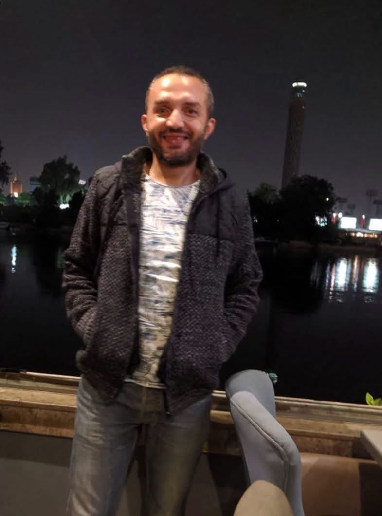 mouradaly's tweet photo. *صديقنا الدكتور عمرو هيكل الذي خرج من سجن العاشر جثة وتم دفنه فى صمت فجر اليوم.. 

فى 2020 فى القناطر الخيرية تم اختطاف الدكتور عمرو وزوجته دكتورة دينا وطفلهم من المنزل والاستيلاء على جميع الاموال والذهب و سيارتهم ال kia الجديدة واختفوا.. 

بعدها بايام تم تسليم الطفل الى الجد طرف الوالد ومن وقتها عايش معه هو واخته.. 

من 2020 الى 2026 لم يظهر الدكتور عمرو فى اى سجن او جلسة او زيارة.. 
المعلومة عنه فقط ظهور اسمه فى القضية رقم 65 لسنة 2020 حصر أمن دولة و انه فى سجن العاشر.. 

لم يحضر الجلسة التى انعقدت عبر الفيديو فى سبتمبر 2024 ووقتها قالوا انه فى المستشفى وتعذر حضوره.. 

بالامس ظهر اسمه من جديد عندما اتصلوا بأهله ليستلموا جثمانه بعد 6 سنوات اختفاء.. 

استلموا جثمانه ودفنوه فجرا دون وداع او عزاء او حتى معاينة جثمانه فى الكفن.. 

نعم منعوا اهله حتى من معاينة جثمانه فى الكفن.. 
خذوا الكفن هذا فيه عمرو.. ادفنوه..

تمام.. 
ارتقي عمرو ودفنوه.. 

كيف حال زوجته الدكتورة دينا؟؟ 
المعتقلة منذ 6 سنوات وتواردت الاخبار عن عدم اتزانها نفسيا وعقليا من هول ما مرت به ايام اعتقالها الأولى.. 

كيف هى الان؟؟ 
من سيخبرها ان رفيق دربها ارتقي؟؟ 
عمرو مات يا دينا.. البقاء لله.. 

من سيخبرها؟؟ 
وهل مازلت تملك العقل الذي يستوعب الحدث؟؟ 
من لـ دينا وغيرها من المعتقلات؟؟

أيام وننسي حكاية عمرو ودينا.. 
لم نكن نعمل عنهم شئ حتى ارتقي عمرو.. 
وعندما علمنا... 
أكملنا حياتنا.. 

باتت مصر قبل ليالى حزيييينة على ماتش كرة.. 
تشكوا ظلم الحكم.. 
حكم الكرة.. اللعبة..

فهل تشعر مصر بالحزن على عمرو ودينا؟؟؟ 
هل بات شعبها حزين لمصابهم؟؟؟ 
ام انها أصبحت egypt؟؟ 

احسب ان الدم يغلي فى العروق، وكرة الثلج القادمة، والكل يترقب الشرارة، وما ذلك على الله بعزيز، وكل شئ عنده بمقدار.. 
*نقلاً من صفحة عبدالرحمن البدراوي 
#خرجوا_المعتقلين 
#يموت_الشجر_واقفا