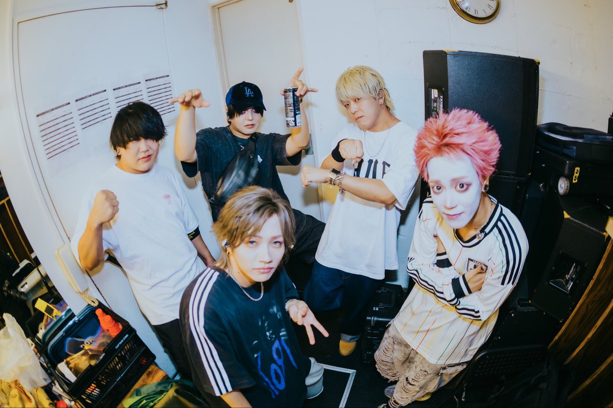 tsuri82's tweet photo. ともやん生誕おめ〜〜〜㊗️💛💛
やりら小柳おもろすぎて最高でしたwwww
セトリ神すぎてともやんありがとうの気持ちでいっぱい😭😭

お話してくれた皆さまありがとうございました🥹
またぜひお話してください🫠🙏 https://t.co/3glTLmDXfE
