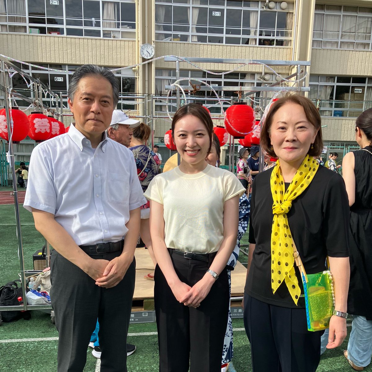 yamada_miki's tweet photo. いよいよ盆踊りシーズン到来です✨🏮✨

今日は鶴巻小学校納涼盆踊り大会。５つの町会の皆様が総力を上げての出店、事前に練習会を重ねて盆踊りに臨まれる方々も。大盛況です。

皆様も、熱中症に気をつけて楽しい夏をお過ごしください。

#新宿区　#鶴巻
#東京1区　#山田みき https://t.co/MZ70S0IdcS