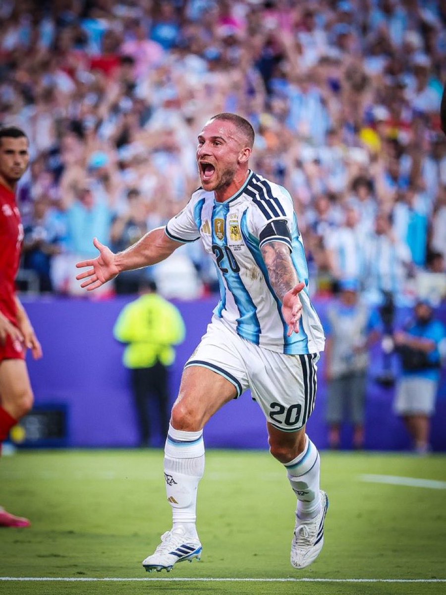 MARADIOFM's tweet photo. Argentine mène 1-0 face à la Suisse c’est la mi-temps.Mac Allister a marqué pour l’Argentine @FIFAWorldCup #UNIBANK #COmmeilfaut #Barbancourt #BNC #BONGU #SOGEBANK #DGI #Paryajpam #RFMINFOMONDIAL https://t.co/SOHh9rQ638