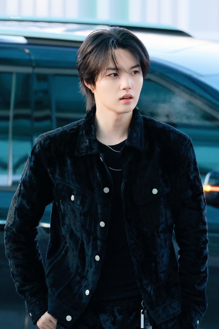 daintydobby's tweet photo. everyone's version of peak black haired doyoung was T5 but this 021325 doyoung has always occupied a space in my head 🤕 https://t.co/O07vfAIkAk
