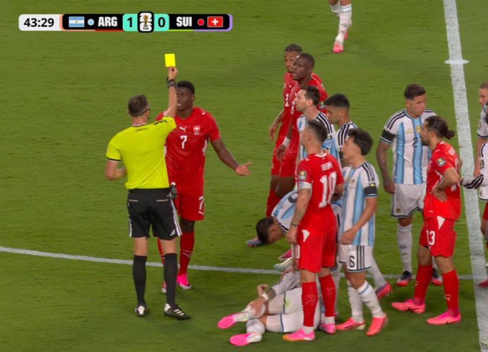 realmilgrauu's tweet photo. Paredes faz uma falta dura e o juizão não deu amarelo / 1 minuto depois falta do suíços contra Argentina e advinha?

Amarelo para o jogador Suíço.

E só deu amarelo no grito dos argentinos

Inacreditável kkkkkkkkkkkkkkkkkkkkkk https://t.co/pbXjf5rzRV