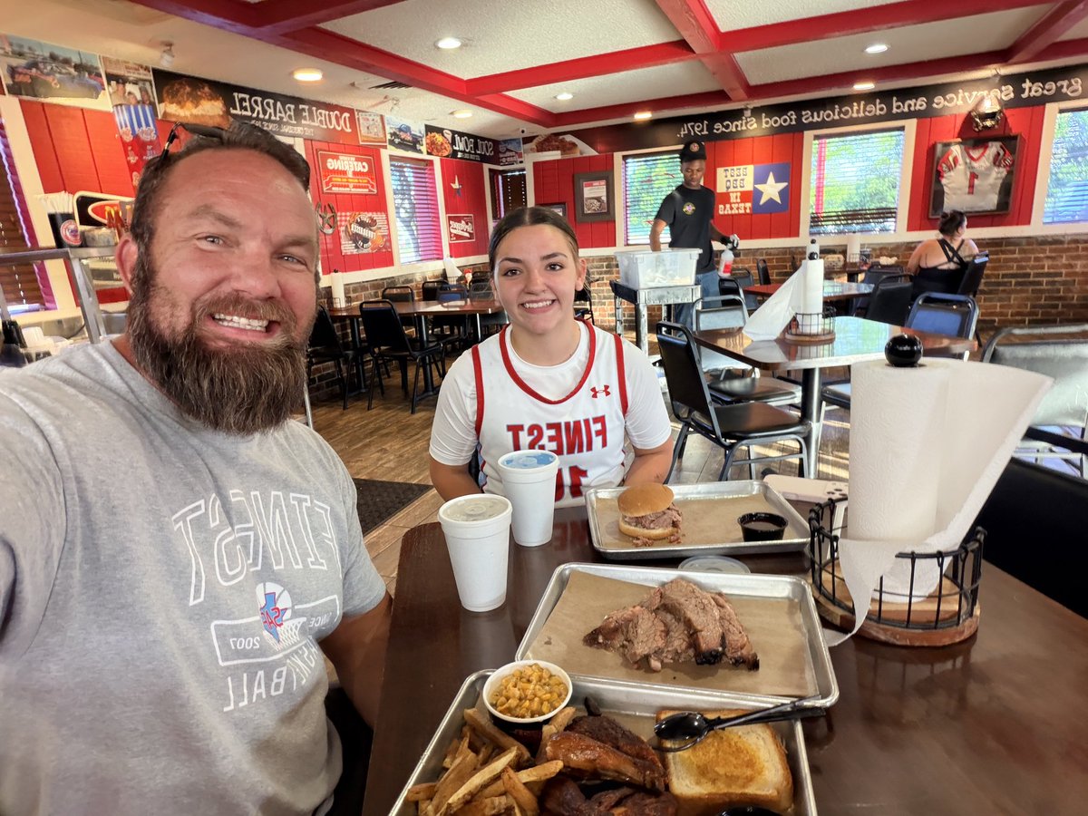 Lennix_Mathews's tweet photo. Celebrating not one but TWO 30 point dubs today! Bracket play tomorrow. ๐ช๐ผ๐ค๐ผ
#super64
@safinest
#teamso https://t.co/YRr5kuYLBz