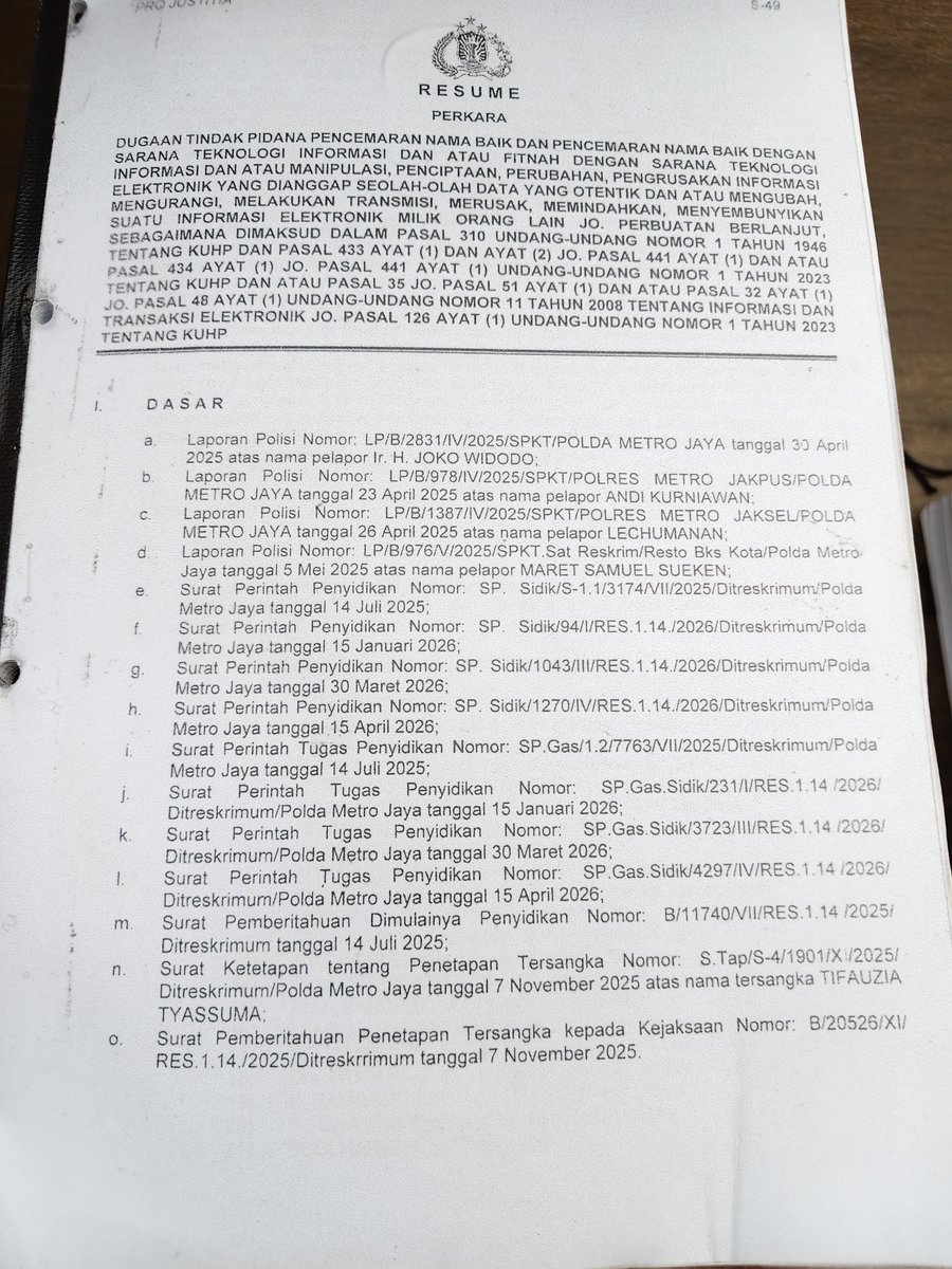 DokterTifa's tweet photo. RESUME BAP DR TIFA 2776 Halaman! 

Bayangkan, resume saja ribuan halaman, berapa ribu halaman BAP nya? 

Anehnya, BAP yang diberikan kepada kami hanya kurang dari setengah seharusnya.

Tetapi berita bagusnya, beberapa BAP. penting ternyata TIDAK ADA. 
Padahal BAP yang tidak ada itu adalah JANTUNG dari seluruh perkara ini. 

Jika sidang  jalan terus, BAP yang akan jadi fakta persidangan ya yang diserahkan kepada kami. TIDAK BOLEH ada BAP selundupan yang tiba-tiba nongol ke sidang seperti jelangkung. 

Hmmm. Menarik ini. 
Siapa yang paling berkepentingan terhadap BAP yang tidak ada itu?