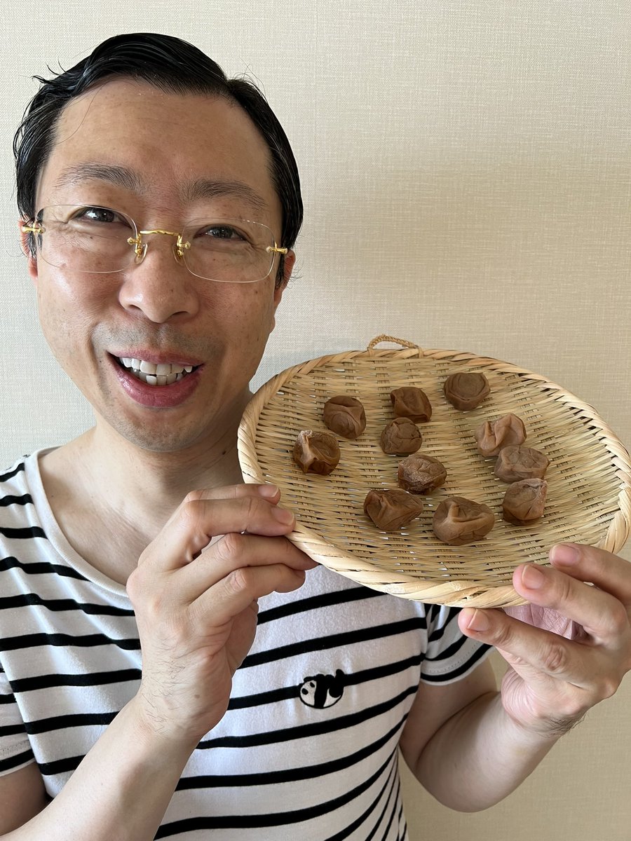 kikunojorakugo's tweet photo. 人生初！
梅干しを漬けてみました。
6月半ば頃に仕込んで、ここ3日ばかり晴れるとの予報でしたので、天日に干しまして。
ジップロックで簡単に。梅と塩だけのシンプルなもの。一個一個が愛おしくなりますな。
こういうの始めちゃうと、次は味噌とか、最終的に蕎麦とかにいっちゃうんでしょうね😅 https://t.co/4wJ6ZVXdmn