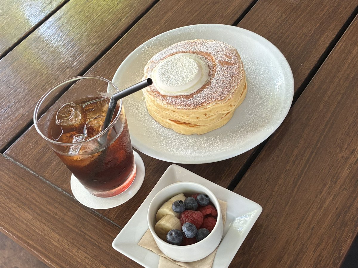 tkme7326's tweet photo. 深夜まで飲むのは嫌いじゃない。むしろ好きな方。あの空気感とかそこでしか話せない話とか、やっぱり良いよなと思う。

でも最近は歳のせいか、深夜の飲み会1回より、翌朝ちゃんと起きてカフェでコーヒー飲んでる時間の方が満たされる気がしてる。

早起きして、モーニング食べながら今日やることぼんやり整理する。それだけなんだけど、1日の調子が全然違う。

飲み会我慢してるとかじゃなくて、朝の気持ちよさを知ったら勝手にそうなった、みたいな感じ。

夜も朝も好きなんだけど、
幸福度で言うと今は朝な気がする。