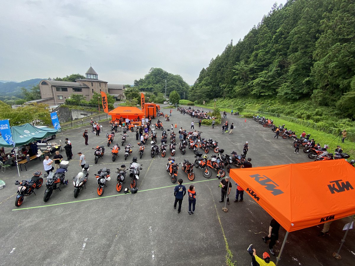 KTMGUNMA's tweet photo. 今日はお店を飛び出して

【KTM OrangeBloodミーティング in小鹿野】

に来ています！

ちょっと蒸し暑いけど日差しは無くこの時期としては最高のツーリング日和✨

KTMがいっぱいで最高です😊

#OrangeBloodミーティング　#KTM #KTM群馬 https://t.co/dHMxVKkLRQ
