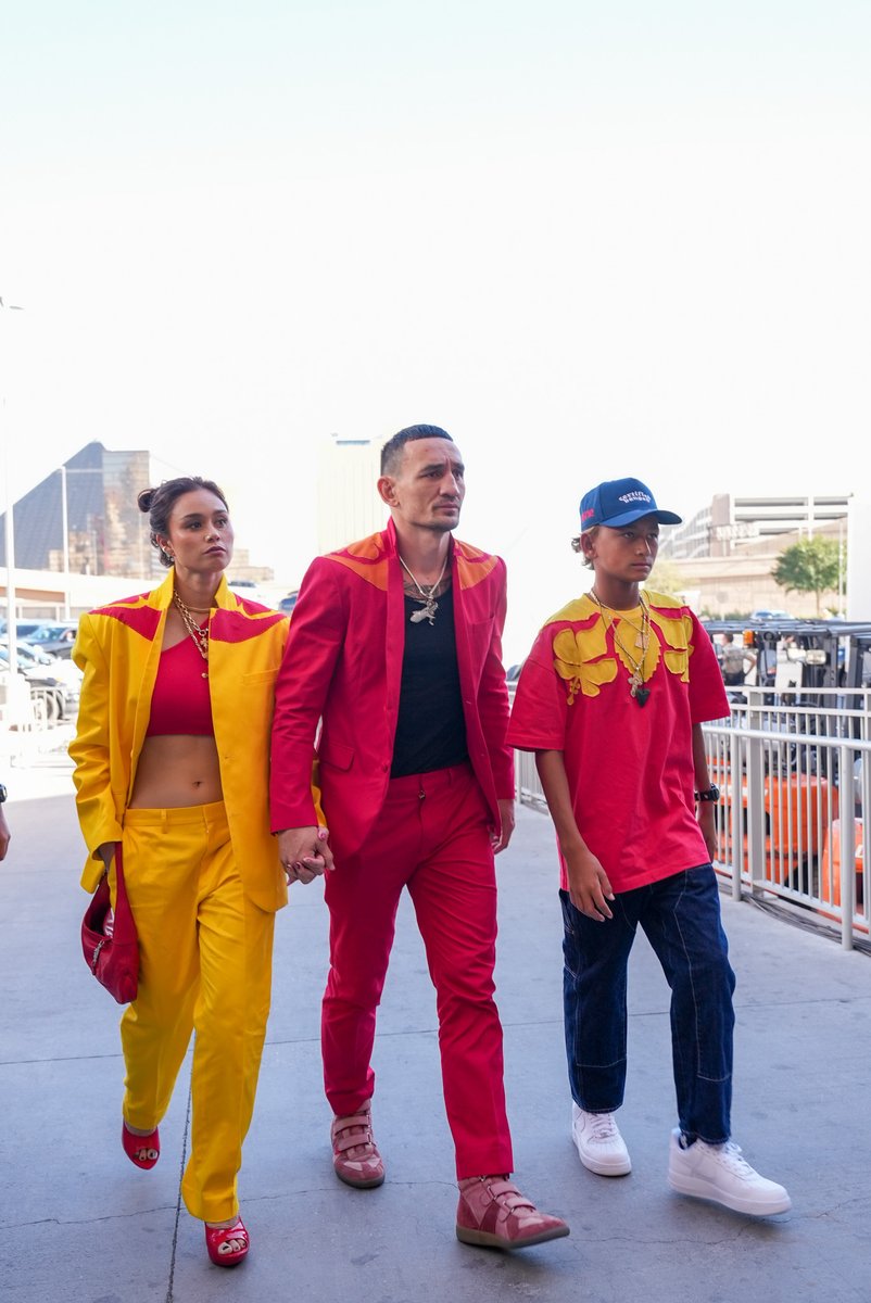 UFCBrasil's tweet photo. Main event: presente! ✅

Conor McGregor e Max Holloway já estão na arena para a luta principal do #UFC329! 

Assista com exclusividade no @ParamountPlusBR! https://t.co/XtJEwJJdBV