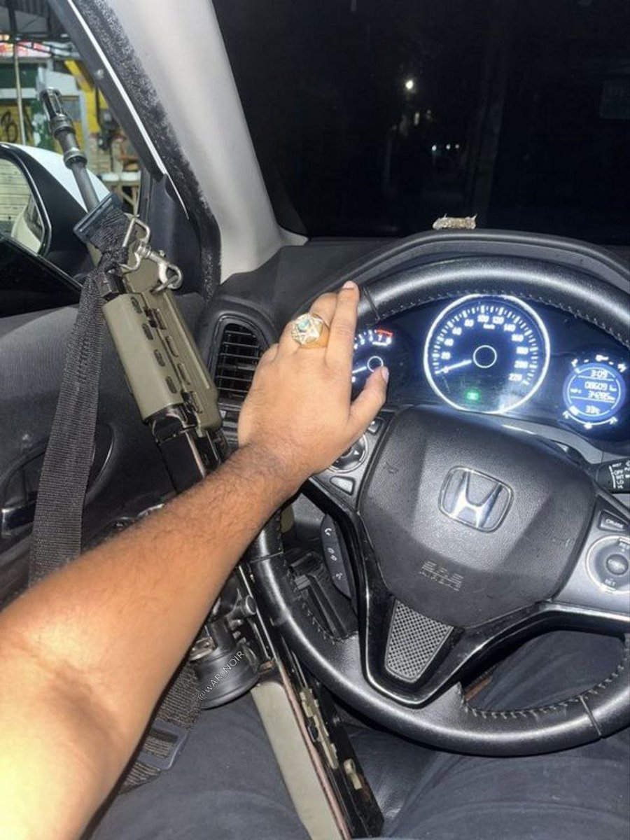 ExoticWeaponsBR's tweet photo. L85A1

5.56x45mm

Até hoje a única aparição conhecida no Brasil. 

Desviado de estoques públicos da Bolívia para traficantes no RJ.

Fuzil famoso por ser horrível, porém, como é extremamente raro, serve de status para o traficante.

Fonte: @rjweapontracker e @war_noir https://t.co/fMA7bsCtNW
