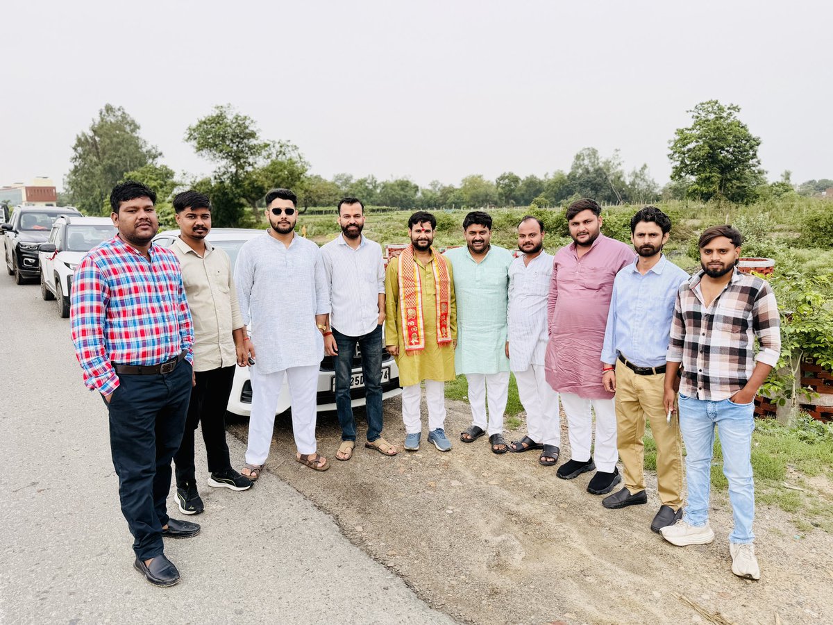RLkBjp's tweet photo. भारतीय जनता युवा मोर्चा के प्रदेश अध्यक्ष श्री रोहित मिश्रा जी के दायित्व ग्रहण कार्यक्रम में सम्मिलित होने के लिए युवा साथियों के साथ लखनऊ प्रस्थान किया 
युवा मोर्चा जिंदाबाद 
#RudralaxmikantTeam 
@idharampalsingh @mppchaudhary @irohitmishrabjp @BJYM @BJYM4UP https://t.co/HlqJHDd0RD