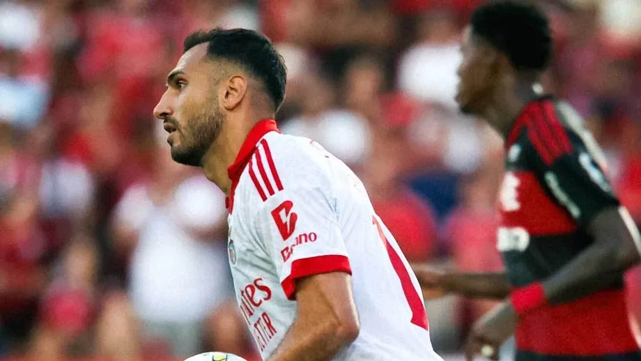 benficareview's tweet photo. Acrescentar ao meu último post que, além de umas boas saídas de bola sob pressão do adversário, pouco mais se tira daqui. O Benfica continua sem interesse em rematar. Num jogo mais dividido, ainda pior.

Por fim, é assumir que a pior decisão institucional deste clube é sempre a próxima. No 1.º jogo aberto aos sócios, adeptos e famílias, tivemos um espectáculo gratuito de vendetta patrocinada pelo pior árbitro português a controlar ambientes quentes. O critério disciplinar ficou no amarelo, ou seja, ninguém ia ser expulso.

Lembro me de ir com o meu pai a jogos no Algarve quando tirávamos férias em julho. As vezes até arrastávamos a minha mãe que detestava ir ao futebol. Se o miúdo de 8 anos que ia ver o Guadiana a Ayamonte fosse assistir a um espectáculo de 60 min de gritos a chamar racista a um jogador do seu clube, se calhar já se tinha desligado mais cedo do Benfica.

Já percebemos que o nosso presidente não treina nem marca golos. Mas lembrem se bem deste presente aos sócios no 1.º jogo aberto ao público da era Marco Silva. Se havia coisa que eu queria ver, independentemente da exibição, era um jogador do Benfica ser chamado racista aos gritos durante 1h, juntando entradas violentas em jogadores que não fizeram mal a uma mosca.

O técnico português vai ter de facto de fazer muito mais que os outros se quiser ganhar qualquer coisinha no meio deste lodo