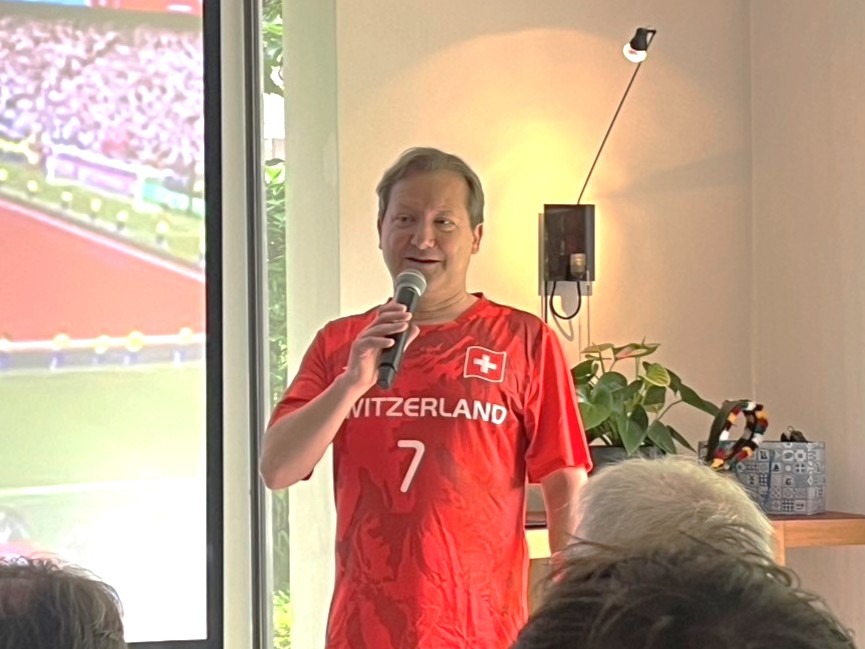 SwissEmbassyJP's tweet photo. アルゼンチンとの歴史的なW杯準々決勝が、いよいよ幕を開けました⚽️

ドゥバッハ大使をはじめ大使館職員、スイスコミュニティの仲間たちとその家族が朝早くから集まり、一丸となって声援を送っています。Hopp Schwiiz（がんばれスイス）✊🇨🇭🔥

日本のサッカーファンの皆さまも、スイス代表チームが新たな歴史を刻む瞬間を、ぜひ一緒に見届けてください🤝
#W杯