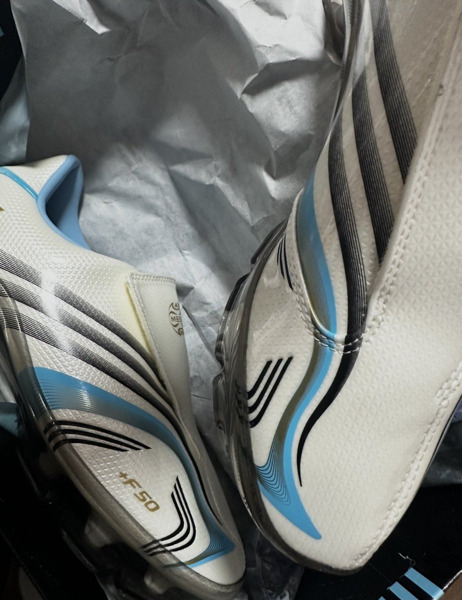 theFPLShark's tweet photo. @AndyOliverWpg Hi Sir, 

I don’t know why but there had been some confusion on my kith Messi order. I was sent the pair of f50 but now the CS emailed to say it has been cancelled. As such the Messi gift card is cancelled as well. Does that mean I get a free pair of shoes?

My order #50007618442 https://t.co/9NIHdXekCC