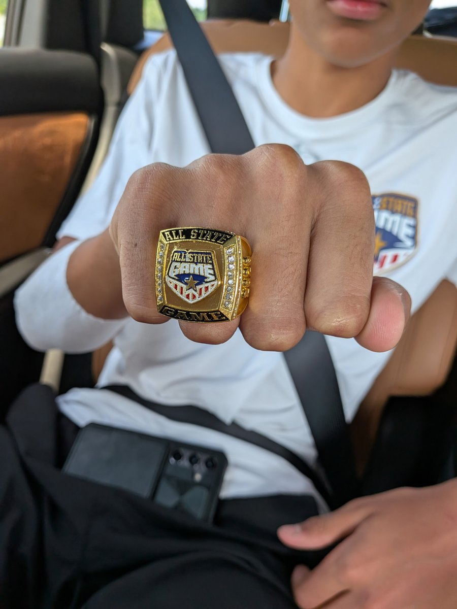 MilesBradsNY's tweet photo. Champions! π Priveleged to help bring home the 7th Grade #AllStateGame title and incredibly grateful to be chosen as a team captain. Proud of this group and proud to represent WNY! ππ #WNYFootball #ClassOf2031 #StudentAthlete https://t.co/lm5G9gmz1c