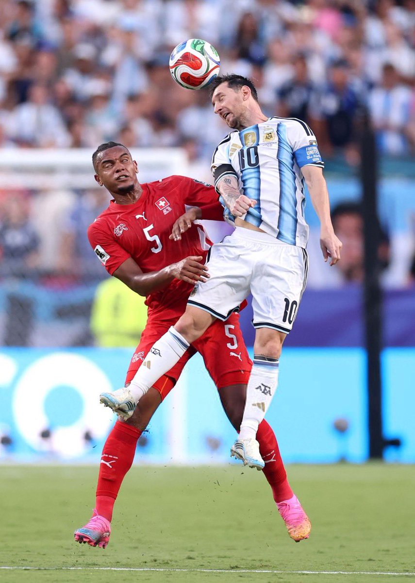 El_barca11's tweet photo. How do I explain to people asleep that Messi won an aerial duel against Akanji 😂😂😎 https://t.co/EF2pzyL3ny