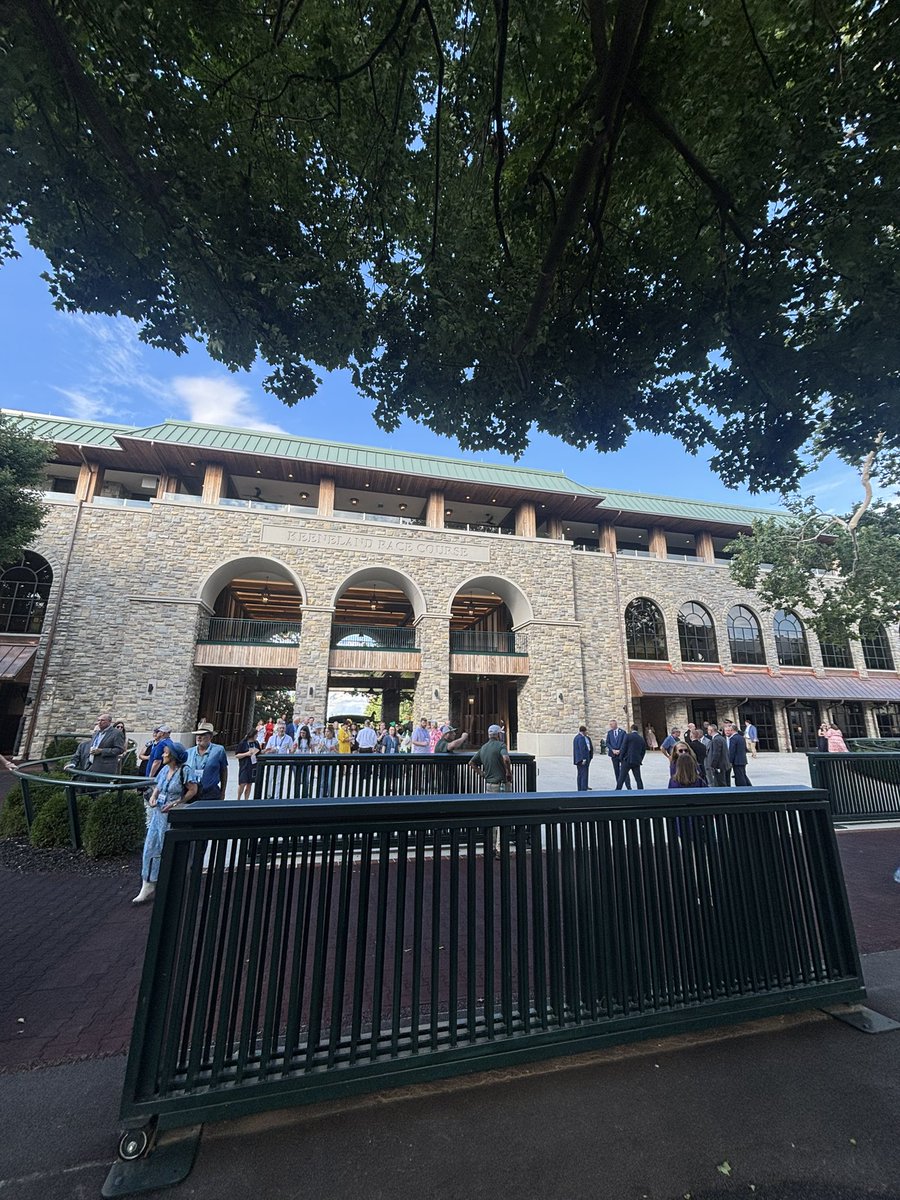 TJLitafik's tweet photo. SLC’s opening reception tonight was outstanding and so well received by all the legislators and others from our fellow southern states. It is awesome to have them here in the Commonwealth and know that they are enjoying our Kentucky hospitality! 🐎 https://t.co/ewG5H9vKpL