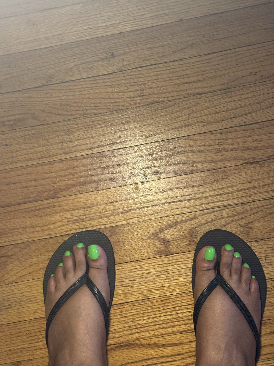 honeydewfeets's tweet photo. Fresh pedi, but I’m always accepting sponsors. 💚 Who’s treating me to my next nail appointment? 😘” #greennails #footfetısh greentoes https://t.co/pvqvMEY1sp