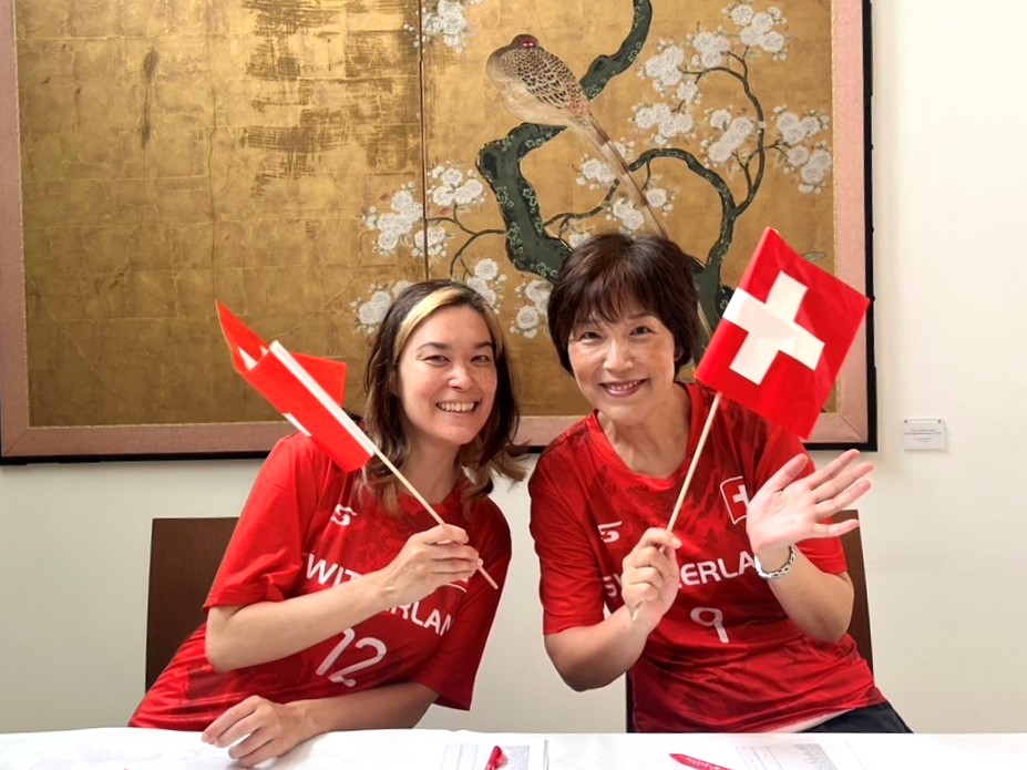 SwissEmbassyJP's tweet photo. アルゼンチンとの歴史的なW杯準々決勝が、いよいよ幕を開けました⚽️

ドゥバッハ大使をはじめ大使館職員、スイスコミュニティの仲間たちとその家族が朝早くから集まり、一丸となって声援を送っています。Hopp Schwiiz（がんばれスイス）✊🇨🇭🔥

日本のサッカーファンの皆さまも、スイス代表チームが新たな歴史を刻む瞬間を、ぜひ一緒に見届けてください🤝
#W杯