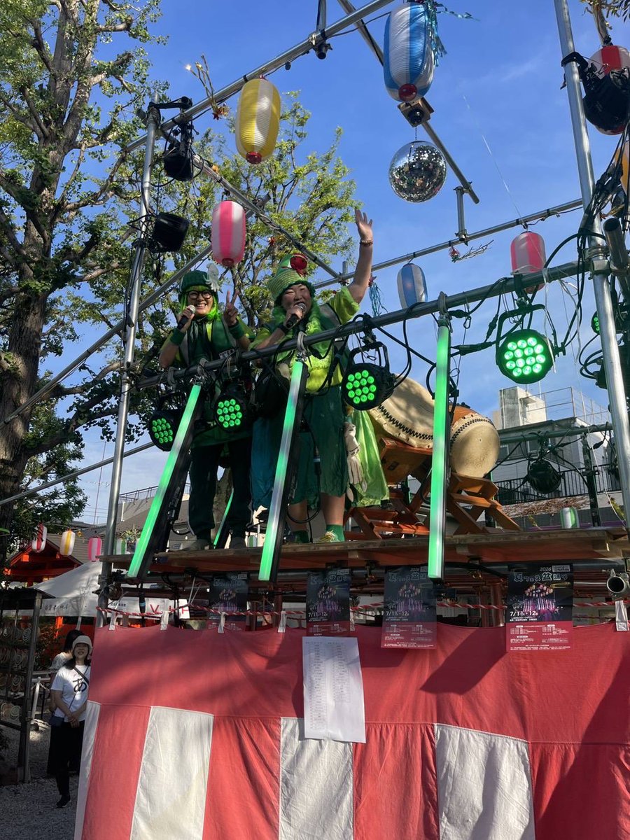 fmshinagawa's tweet photo. #安田大サーカス
 #団長安田 さんと #安田さち さんご夫妻
#胡喋蘭 のあべこさんとエリさん
#FMしながわ の番組パーソナリティの
4ショット📷✨

#蛇窪神社 で開催している
#夏フェス盆踊り　
胡喋蘭のお二人がMC頑張って🎙️

#シナガワンラジオ
#ほっとラジオしなかわ https://t.co/NU4aATM7YZ