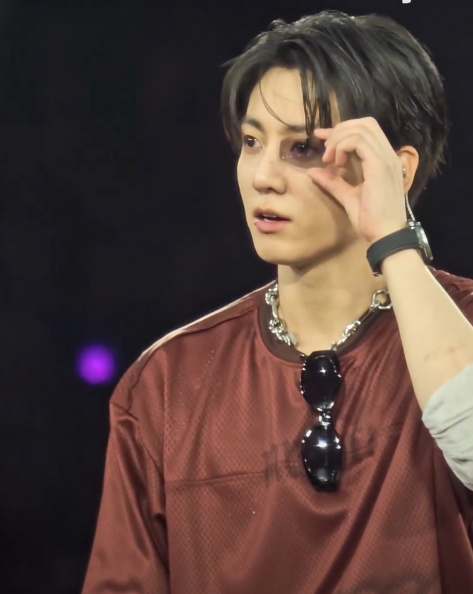 gloss_min_'s tweet photo. “If taehyung does it, jungkook will do it too” https://t.co/KUux8U52kt