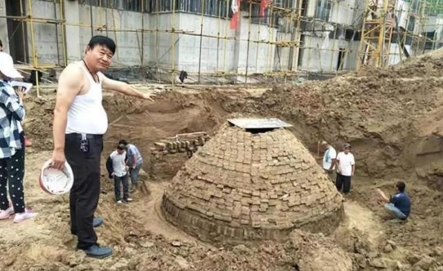 USHISUKE's tweet photo. 河北省の工事現場で深さ6メートルの大穴を発見――袁紹の子孫の墓が出土！
建設現場で振るうスコップが未盗掘の古墓発見に。その墓誌には
“袁翼，袁绍之后。”
との記述が。袁翼は唐初期の地方中級官僚。94才で亡くなったそう。スゴ
河北工地惊现6米深洞，出土袁绍子孙墓葬！
https://t.co/tGZj9m1wbW https://t.co/g2HK796qYh