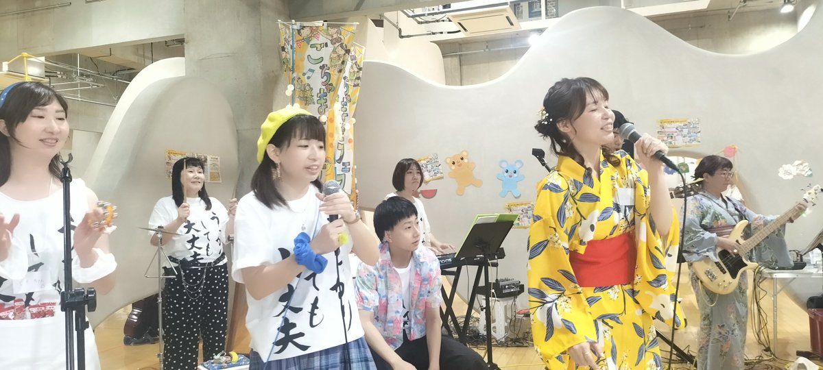 SakanoNaok26626's tweet photo. アミューあつぎに到着🎵

オープニングは必ずトリプルブッキングのライブは最高に盛り上がります🎵
僕はタンバリンで参加しました🎵　　

あつぎごちゃまぜフェスSTART〜🎵　　

#あつぎごちゃまぜフェス
#トリプルブッキング https://t.co/KvcONFgQQf