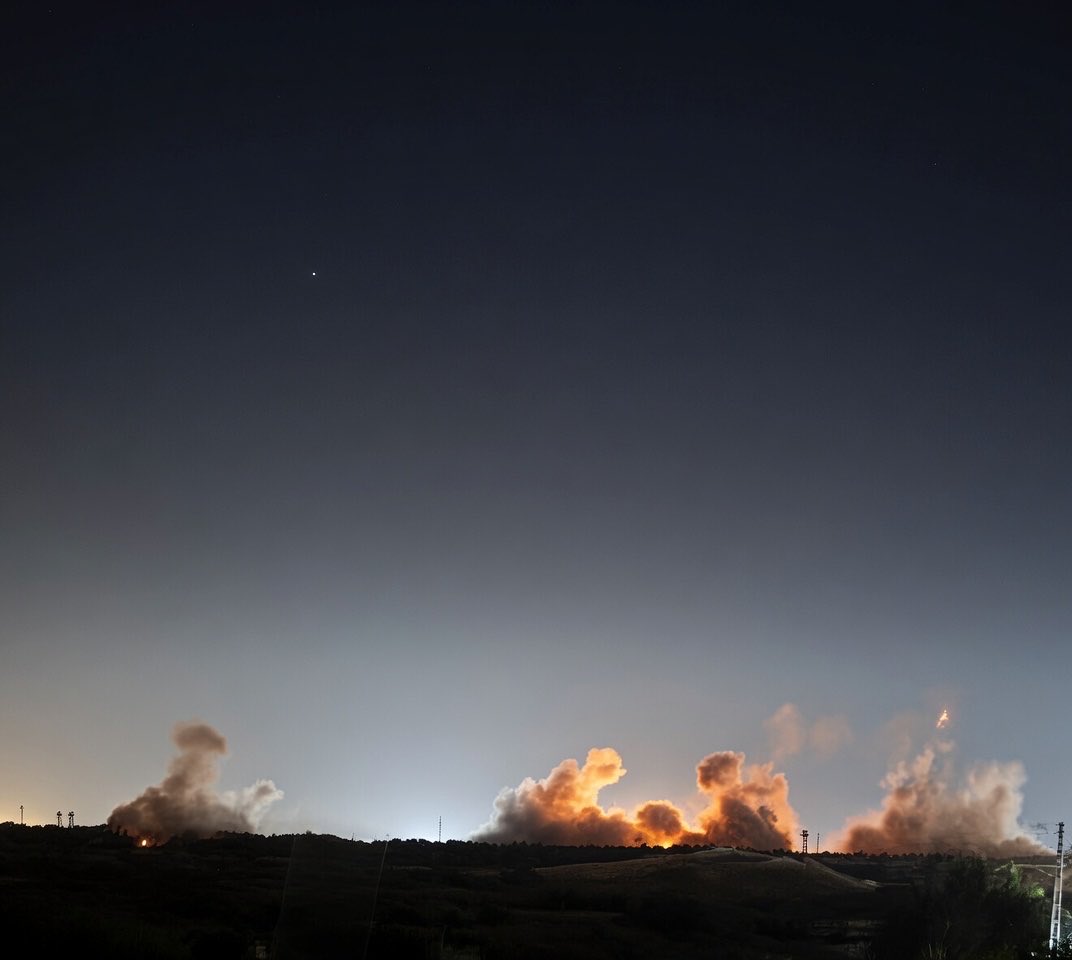 Jhonffonseca's tweet photo. ¡EXCLUSIVA Y ESCALOFRIANTE!

Imágenes impactantes desde Bushehr, Irán, captan en directo los feroces ataques de Estados Unidos.

Explosiones, fuego y humo negro cubren el cielo mientras los bombardeos continúan sin parar en múltiples ciudades del sur de Irán.

La situación es crítica y evoluciona minuto a minuto.

Esto no es un simulacro. Está ocurriendo ahora.