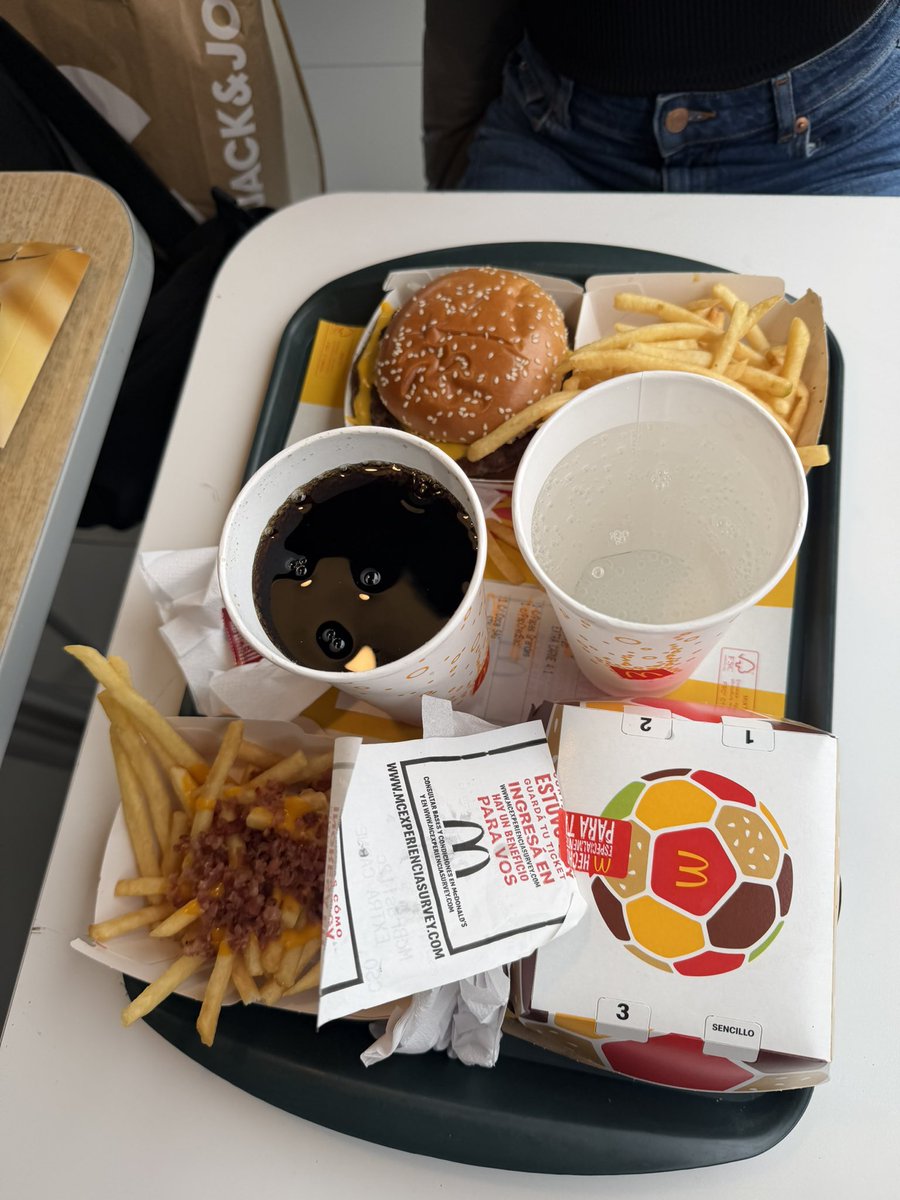 laut4sinH's tweet photo. que me falte todo menos los dias de hamburguesas con mi mujer https://t.co/k8KjYvSY13