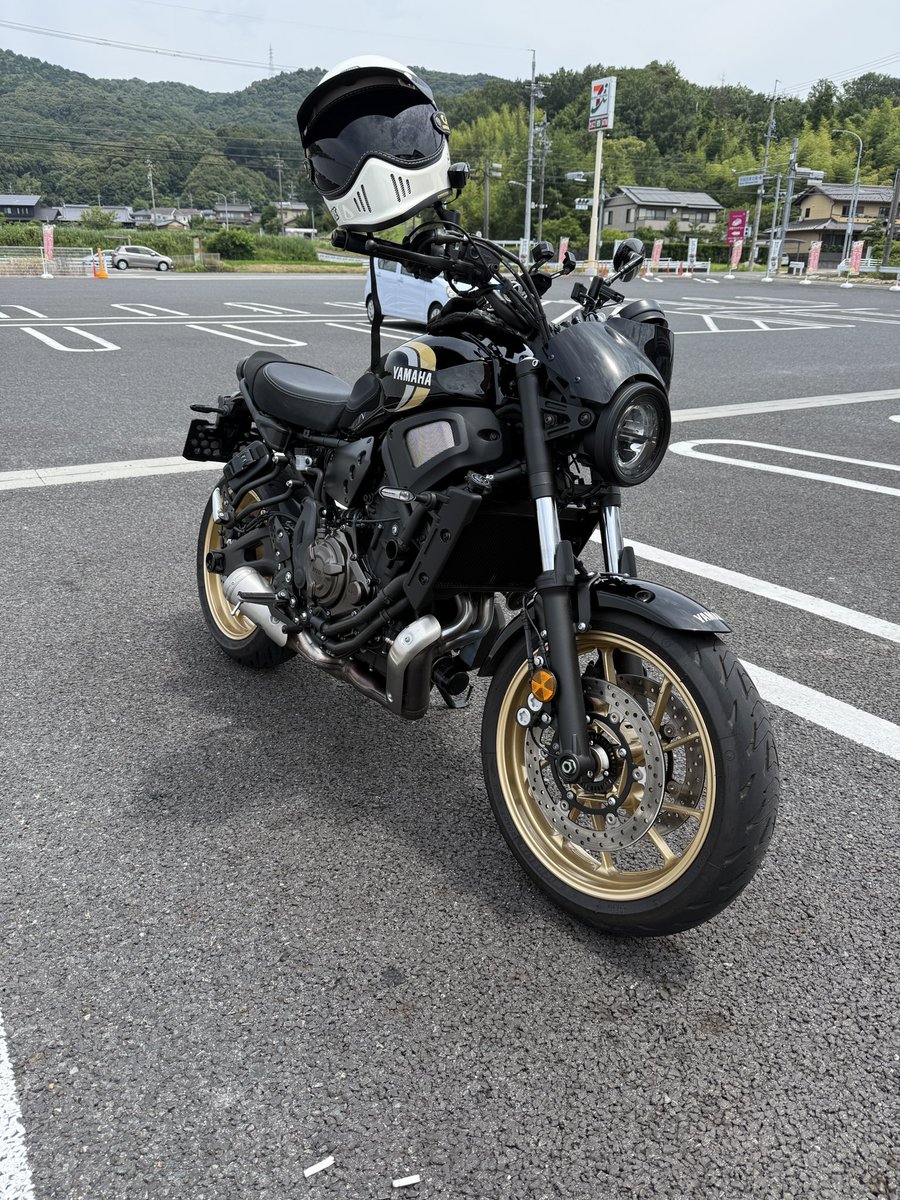 tsune0364's tweet photo. 洗車後の水払いちょい乗り。昨日のベタベタトンネルの泥汚れが何度洗っても浮いてきてダートバイク用の洗剤使ってもなかなか落ちなかった……。 https://t.co/Ik7iICDUji