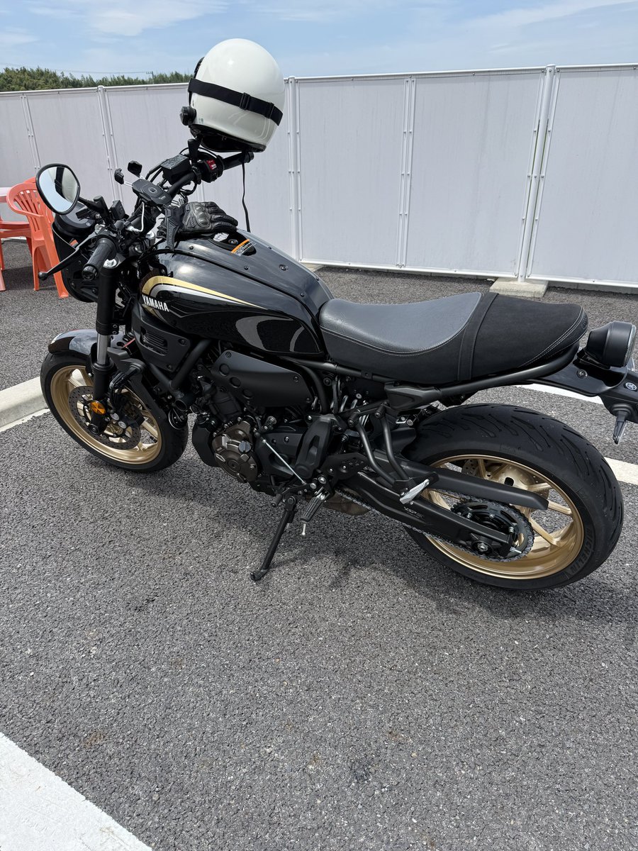 tsune0364's tweet photo. 洗車後の水払いちょい乗り。昨日のベタベタトンネルの泥汚れが何度洗っても浮いてきてダートバイク用の洗剤使ってもなかなか落ちなかった……。 https://t.co/Ik7iICDUji