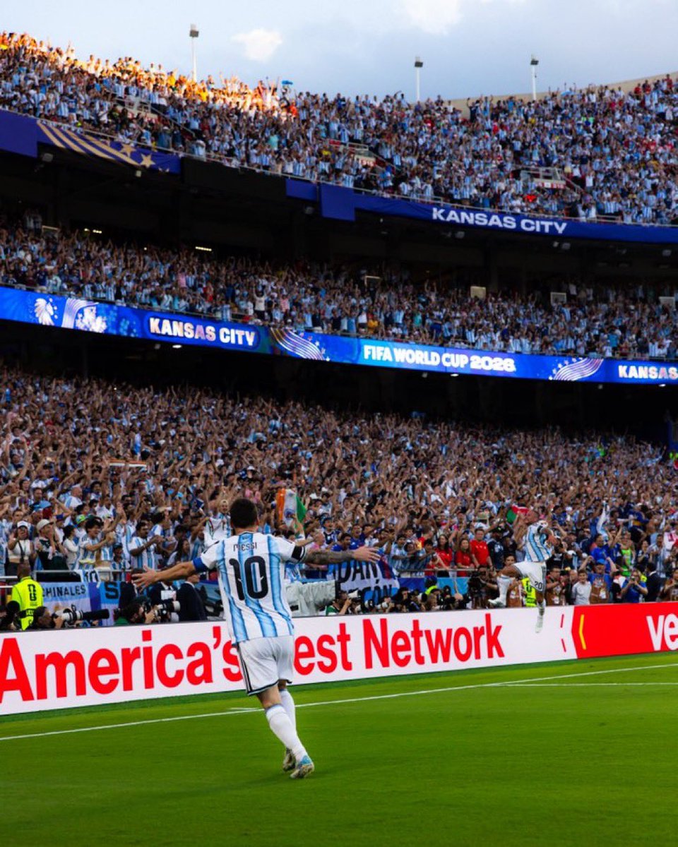 AbuOmar_FCB's tweet photo. من أصل 15 هدفًا سجلتها الأرجنتين في هذا المونديال كان لأعظم لاعب في التاريخ بصمة في 12 منها.

عندما يمر كل شيء عبر لاعبٍ واحد فأنت لا تشاهد نجمًا بل تشاهد التاريخ وهو يُكتب https://t.co/2mi563u4yc