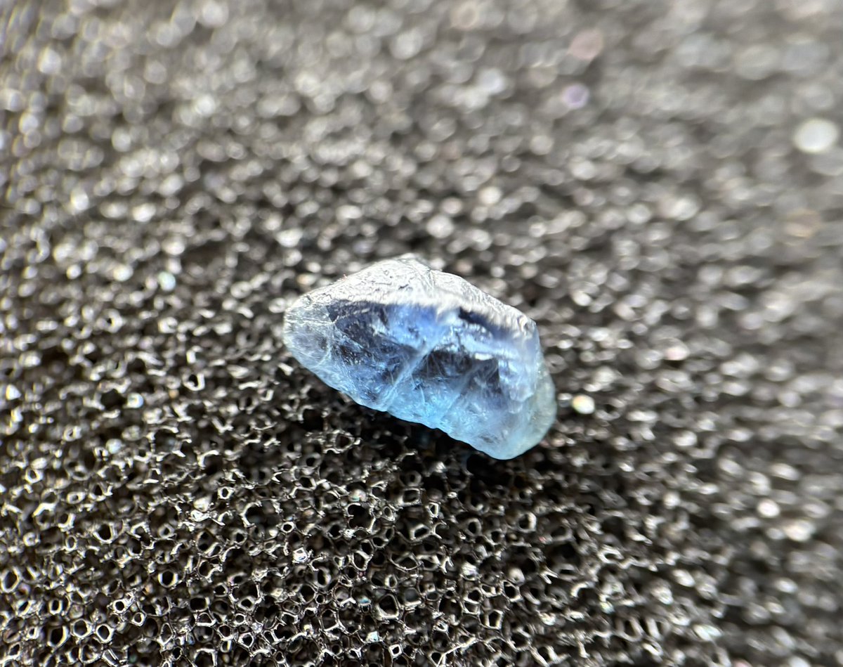 宝石の原石28 ブルーサファイア Corundum var. Sapphire 非加熱かつ