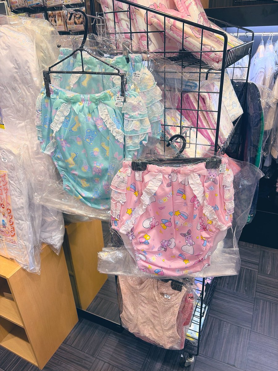 gypsophila50103's tweet photo. 大須のDEEPさんにとても可愛いオムツカバーが入荷してた
両方可愛いなー
#愛知県 #大須 #DEEP https://t.co/ahXkHppkkc