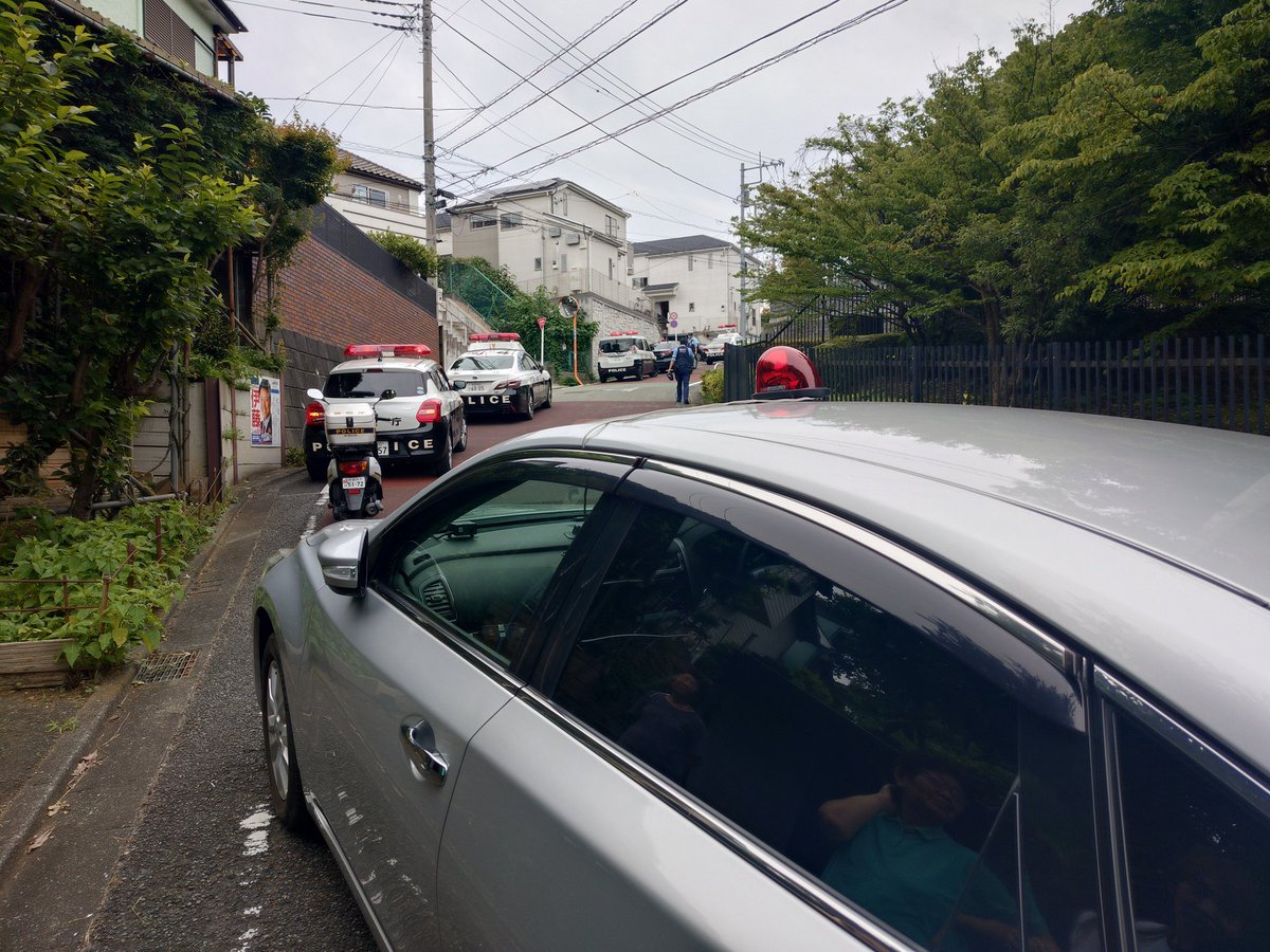 imokichi88's tweet photo. なんか外が騒がしいなぁと思ったら

なんかうちのすぐ近くにパトカーいっぱいいるんですけどｗ

#住宅街　#パトカー https://t.co/0VqOYMRVyU