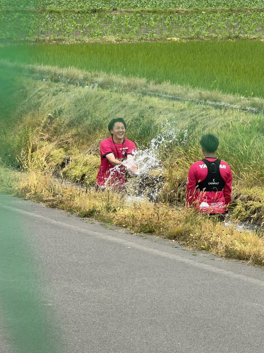 konarou's tweet photo. 木曜日の用水路
れいやとおおはたくん
じゃんけんぽんあっちむいて水かけ（かけられるほうはよける）
をやってたの可愛すぎたwww https://t.co/b0WqBntBOy