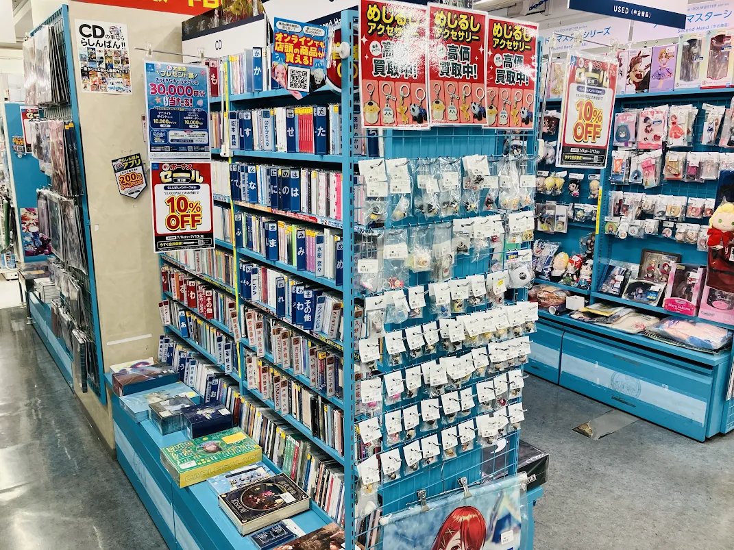 lashin_sendai's tweet photo. 【#らしんばん #仙台 店/コーナー情報】
☔めじるしアクセサリー展開中！🐸
買取カウンター前に展開中です

いろんな作品のめじるしアクセサリーが勢ぞろい✨
あなたの推しが見つかるかも⁉

らしんばん仙台店では
めじるしアクセサリー買取強化中です🔥
ぜひご利用ください🌟 https://t.co/7MHnVYGGo9