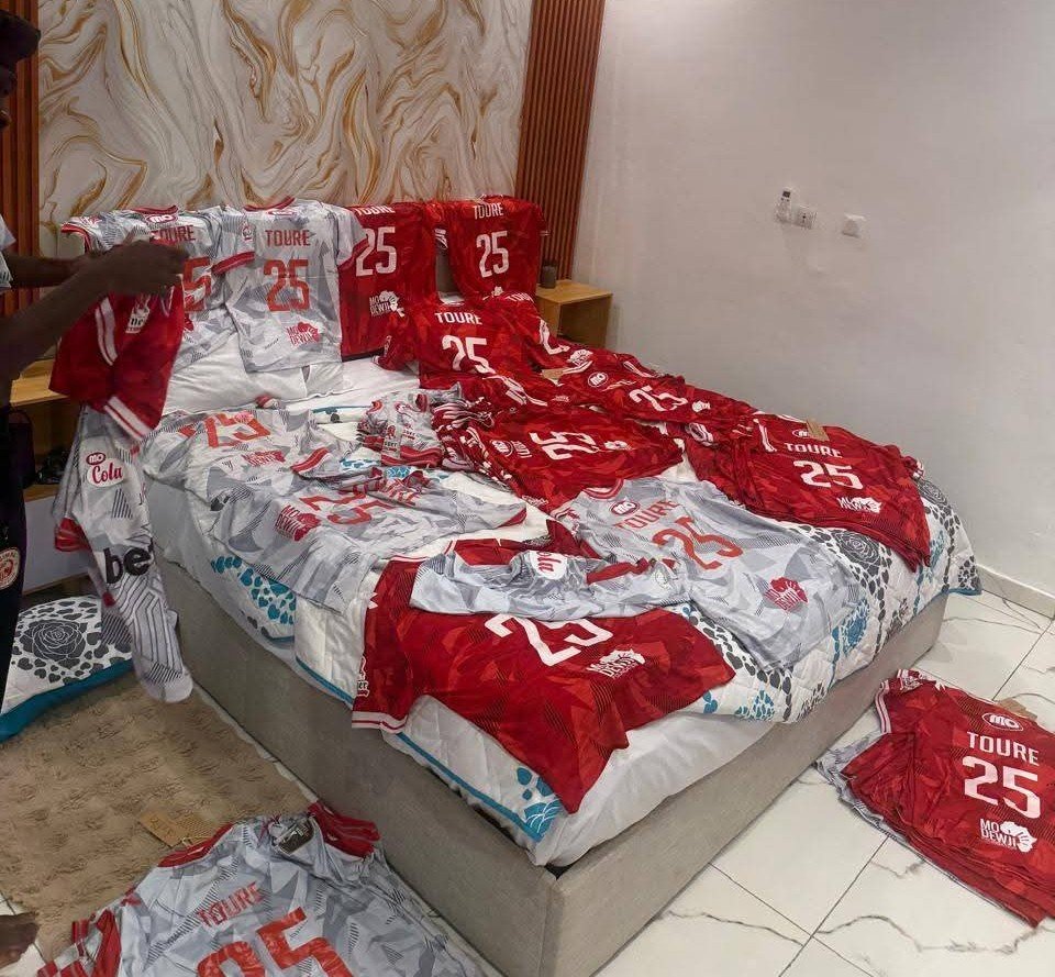 Mkadimbajnr's tweet photo. 🚨 𝐔𝐏𝐃𝐀𝐓𝐄:Touré Ismaël Olivier has sent a large number of Simba SC jerseys to his hometown of Adjamé, Côte d'Ivoire🇨🇮🇹🇿

The gesture has been warmly received by the local community, with many supporters in Adjamé proudly wearing Simba SC colours and celebrating the club

Olivier's initiative reflects the strong bond he has built with Simba SC and its supporters, while also helping to grow the club's profile beyond Tanzania

#FootballOfAfrica
#MkadimbaJnrNews
#WeUniteAfrica