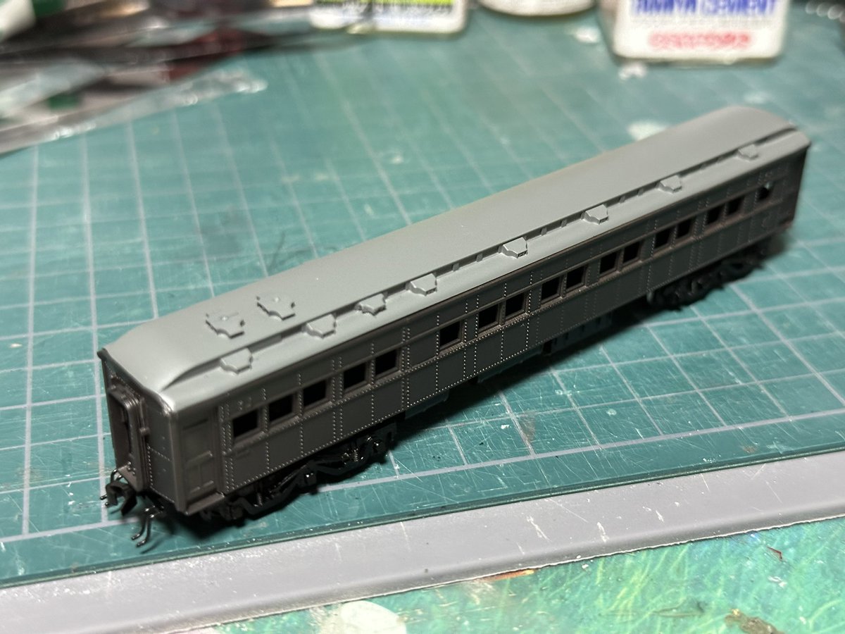 edattyo's tweet photo. 塗装完了。
ホロもぶどう色1号に塗ってしまいましたが、後ほどリアルタッチマーカーで黒くします。
なんとなく屋根が明るい気がしてならない。
もっと暗い色で塗り直そうか... https://t.co/k2LtOCcISI