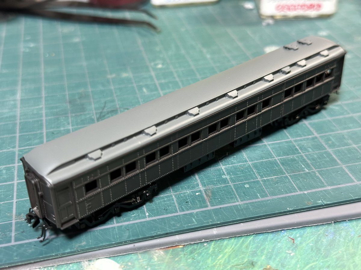 edattyo's tweet photo. 塗装完了。
ホロもぶどう色1号に塗ってしまいましたが、後ほどリアルタッチマーカーで黒くします。
なんとなく屋根が明るい気がしてならない。
もっと暗い色で塗り直そうか... https://t.co/k2LtOCcISI