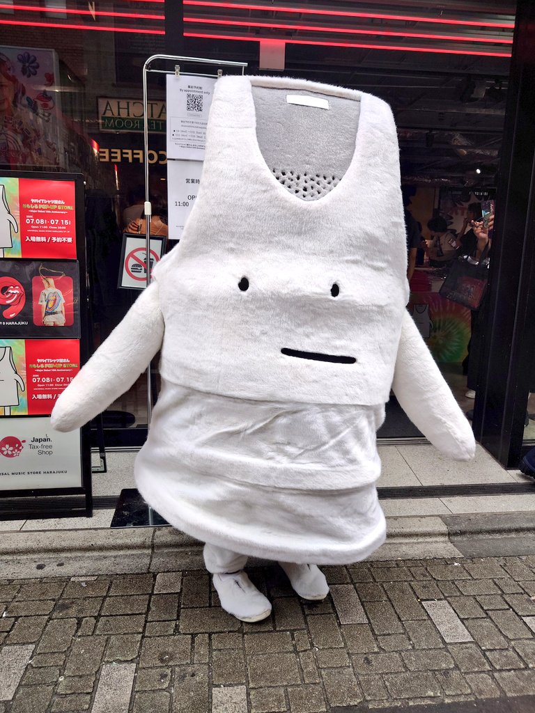 08sazaby's tweet photo. 原宿10億年ぶりに来たらヤバT流れててめっちゃホーム感w ポップアップストア予約なくて入れなかったけどタンクトップくん出勤してた https://t.co/h79kOosIFF