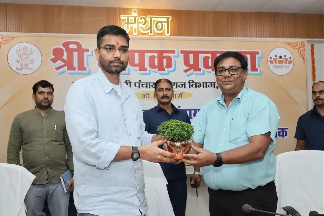 PRD_Bihar's tweet photo. दीपक प्रकाश, माननीय मंत्री, पंचायती राज विभाग, बिहार के द्वारा शेखपुरा जिला में पंचायती राज विभाग द्वारा संचालित विभिन्न योजनाओं की समीक्षात्मक बैठक की अध्यक्षता की गई। बैठक में योजनाओं की प्रगति, कार्यों की गुणवत्ता तथा समय पर क्रियान्वयन को लेकर विस्तार से समीक्षा की गई। 
@samrat4bjp
@DeepakRLM 
@mopr_goi
@IPRDBihar
#BiharPanchayatiRajDept