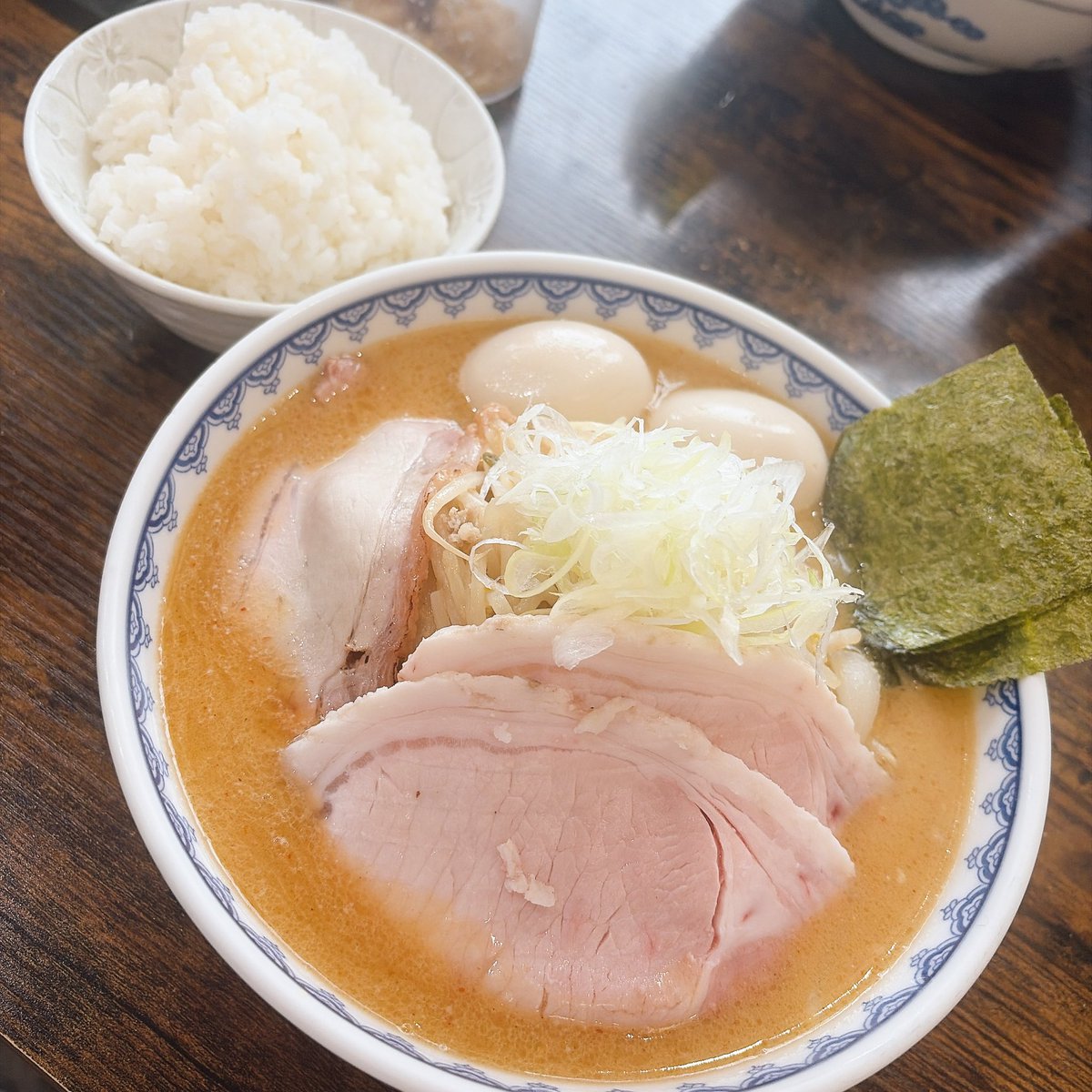 seichioikaketai's tweet photo. 王様のブランチ放映記念
麺活🍜雪ぐにさん☃️
味噌大盛　釜焼ロース　
味玉　ライス大
【能書不要】
低温でじっくり仕上げられた豚ロース
見事な火入れサーモンピンクレディ🩷
『この肉も完璧じゃねえか』KT語録より
チョップスティックが止まらない
TEAM雪ぐにの皆様ご馳走様でした
#追いかけて雪ぐに https://t.co/r7p6JP1t9v