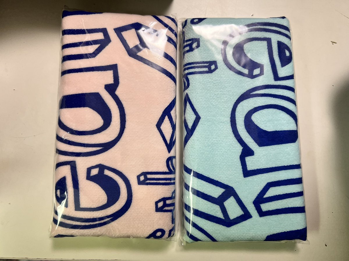 sswhikaru's tweet photo. 過去版だけど
タオル出てきました！

ピンク 5枚
青3枚

1枚¥2,000で
今日の物販から出しますー！ https://t.co/VzOpmDFZTq