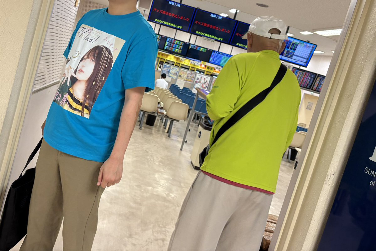 Liucha's tweet photo. 場外車券売り場に着て来ていい服じゃないだろ https://t.co/mBPe8PbJqF