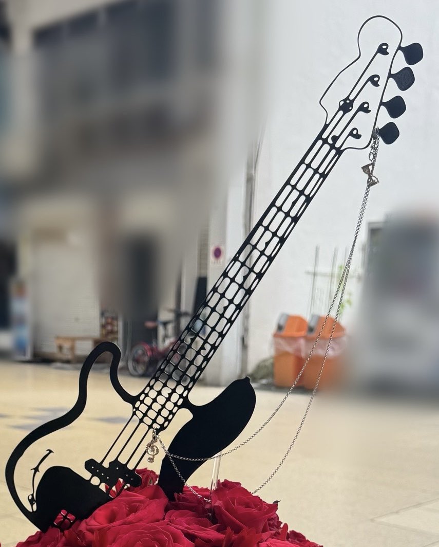 実は圭吾くん宛で楽屋花も贈りました💐 よく見るとベースにチェーンと
