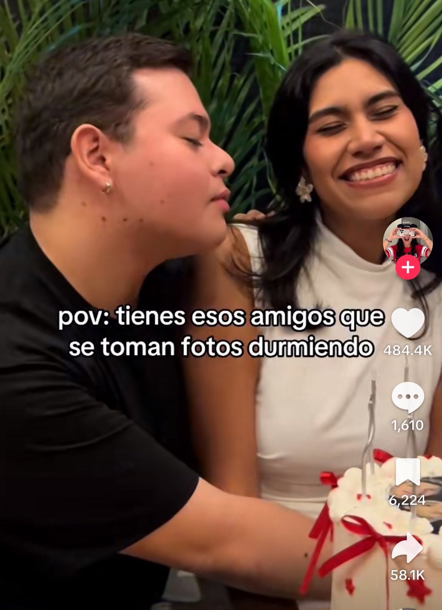 reeenataaaaa's tweet photo. yo se q soy una criticona pero Q ES ESA POSE DE MIERDA SJJDJAJDJAJAJAJAJ y pq todos la hacen https://t.co/nh7BaOWmSD