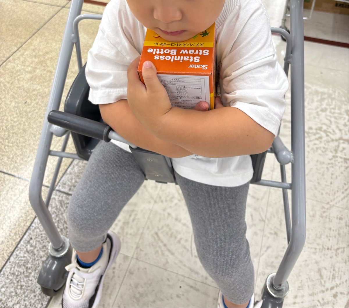 haruru_shino38's tweet photo. パパの水筒を見に行ってたら
息子氏、タイプの水筒を見付け
抱きしめてはなさない

毎日使うものだから
水筒2本あってもいいからね、と買ってしまった😂

甘すぎるな、私😇 https://t.co/MH20gydC2O