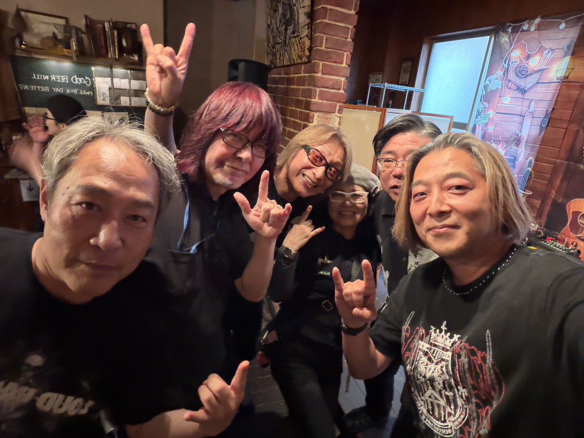 furu3m's tweet photo. 基本的にNAO/KENは飲食楽しみながらのライブのパターンでやってるけどあのライブのスタイルには合ってるのかな？
昨日は伊東潤先生、キャプテン和田誠様、アークシステムワークスの社員の方にもお越しいただけてホント良かった。
中村松江丈は歌舞伎座出演後のお疲れのところのご来場ホント感謝。 https://t.co/aubfGgZHbY